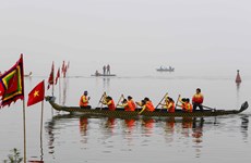 首次河内传统龙舟赛热闹举行 400名运动员参赛