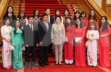 韩国总统文在寅夫人金正淑会见在韩越南留学生代表