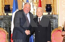 越共中央总书记阮富仲会见法国参议院议长