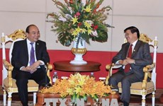越南政府总理阮春福与老挝政府总理通伦·西苏里举行双边会晤