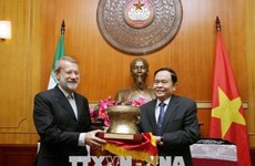 越南祖国阵线中央委员会主席陈清敏会见伊朗伊斯兰共和国议会议长阿里•拉里贾尼