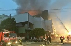 台湾桃园一工厂发生大火  尚无越南工人伤亡报告