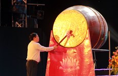 2018年越南乂安省炉门旅游节开幕  王廷惠出席并击鼓