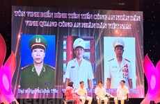 越南人民公安先进模范表彰大会在河内举行