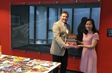 越南驻荷兰大使馆向莱顿大学图书馆赠送41本关于越南的珍贵英文版书籍