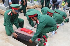 越南奠边省为在老挝牺牲的越南志愿军遗骸举行安葬仪式