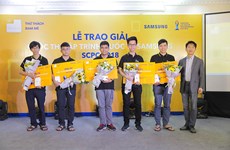 三星向国际程序设计奖获奖越南学生颁发奖状