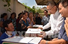 越南驻柬代表机构和企业为旅柬越侨和柬埔寨贫困灾民提供援助
