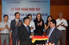 越南驻德国大使馆将18件古董送回祖国