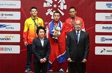 越南举重选手石金俊夺得银牌