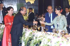 WEF ASEAN 2018: 政府总理阮春福和夫人出席2018年世界经济论坛东盟峰会欢迎晚宴