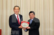 胡志明市人民委员会主席阮成锋会见韩国产业联盟主席