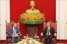越共中央经济部部长阮文平会见俄罗斯总统企业家权益全权代表