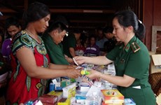 越南昆嵩省边防部队为柬埔寨边民免费体检及发放药物 