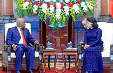 越南国家代主席邓氏玉盛会见原莫桑比克总统