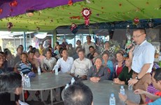 越南驻柬埔寨大使看望慰问旅居柬埔寨磅清扬省的越裔柬埔寨人