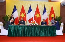 法国总理爱德华•菲利普圆满结束对越南进行的正式访问