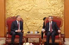 越共中央经济部部长阮文平会见俄罗斯共产党代表团