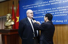 越南友好组织联合会向巴西驻越大使授予纪念章