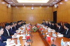 越共中央经济部同中国国务院发展研究中心加强交流与合作