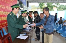 越中两国边防部队联合为边境地区居民开展法律宣传活动