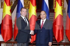 阮春福总理同俄罗斯总理梅德韦杰夫举行会谈