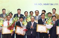 阮春福向实施“三农”决议中取得优异成绩的个人和组织颁奖