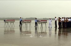在越南战争失踪的美国军人遗骸归国仪式在岘港举行