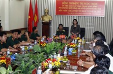 越南国家副主席邓氏玉盛探访越南国防部175号军队医院