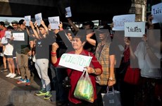  泰国活动人士举行和平集会反对推迟大选