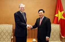  越南政府副总理兼外交部长范平明会见原美国商务部部长 