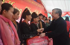 越南领导人春节前走访慰问贫民