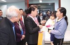 越南国会主席阮氏金银看望中央儿童医院癌症儿童并赠送慰问品