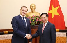 越南政府副总理兼外长范平明会见立陶宛内务部长米休纳斯