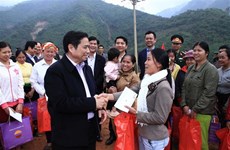 越共中央组织部部长范明正视察清化省洪灾后恢复重建工作