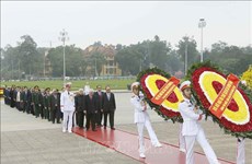 越南共产党建党89周年：越南党和国家领导人拜谒胡志明主席陵墓