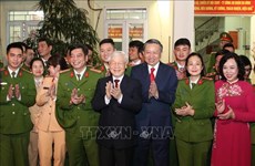  越共中央总书记、国家主席阮富仲向113警察部队和国家电力系统调度中心拜年