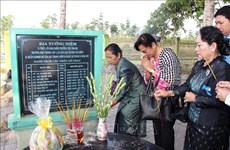 越南与柬埔寨妇女代表团上香缅怀遭波尔布特军杀害的无辜平民