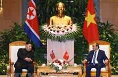 越南政府总理阮春福会见朝鲜最高领导人金正恩 