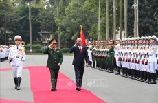 菲律宾国防部长洛伦扎纳对越南进行正式访问
