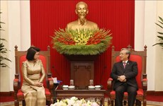 越共中央书记处常务书记陈国旺会见柬埔寨国会第二副主席宫桑达里