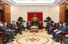 越共中央经济部部长阮文平会见德国联邦经济和能源部长阿尔特迈尔