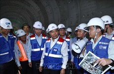 阮春福亲自对胡志明市地铁一号线施工现场进行检查