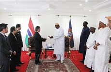 越南驻冈比亚大使范国柱向冈比亚总统递交国书