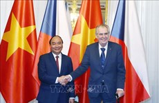 越南政府总理阮春福会见捷克总统泽曼