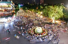 越南南方解放和五一劳动节假期：河内古街文化活动五彩纷呈