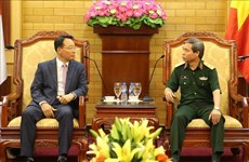 越南人民军总政治局副主任杜根中将会见韩国军队代表团