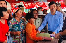 越南跨部门工作代表团走访慰问旅居柬埔寨磅清扬省越裔柬埔寨人