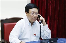 越南政府副总理兼外交部长范平明与新加坡外长维文进行电话会谈