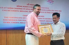 美国乔治学校集体和个人荣获越南友好组织联合会高贵奖状 